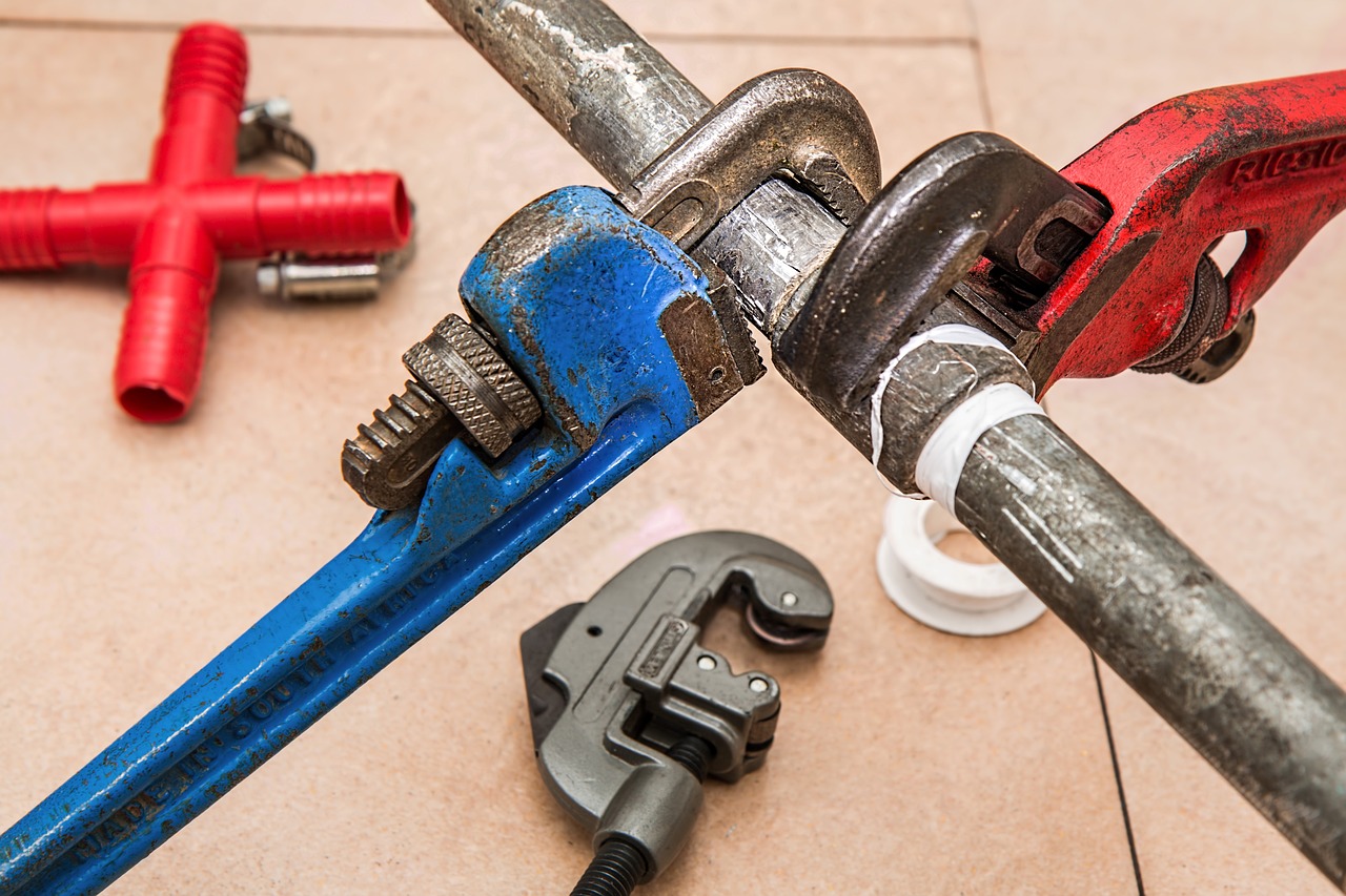 7 Emergency Plumbing Problems You Can Fix Today (No Tools Needed)