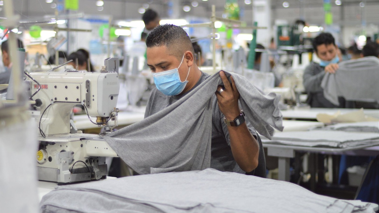 7 Smart Ways Eco-Friendly Men's Clothing Helps Local Communities in 2025