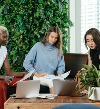 The 2026 Digital Nomad Blueprint: How to Secure Remote Jobs and Master AI Productivity